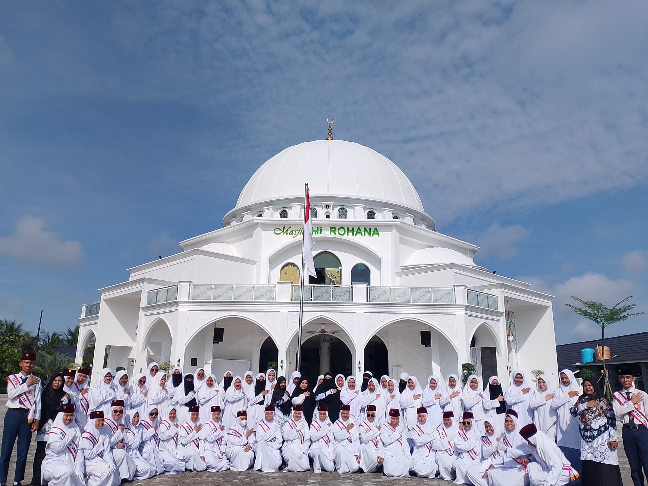 Foto bersama santriwati di depan Masjid Hajjah Rohana