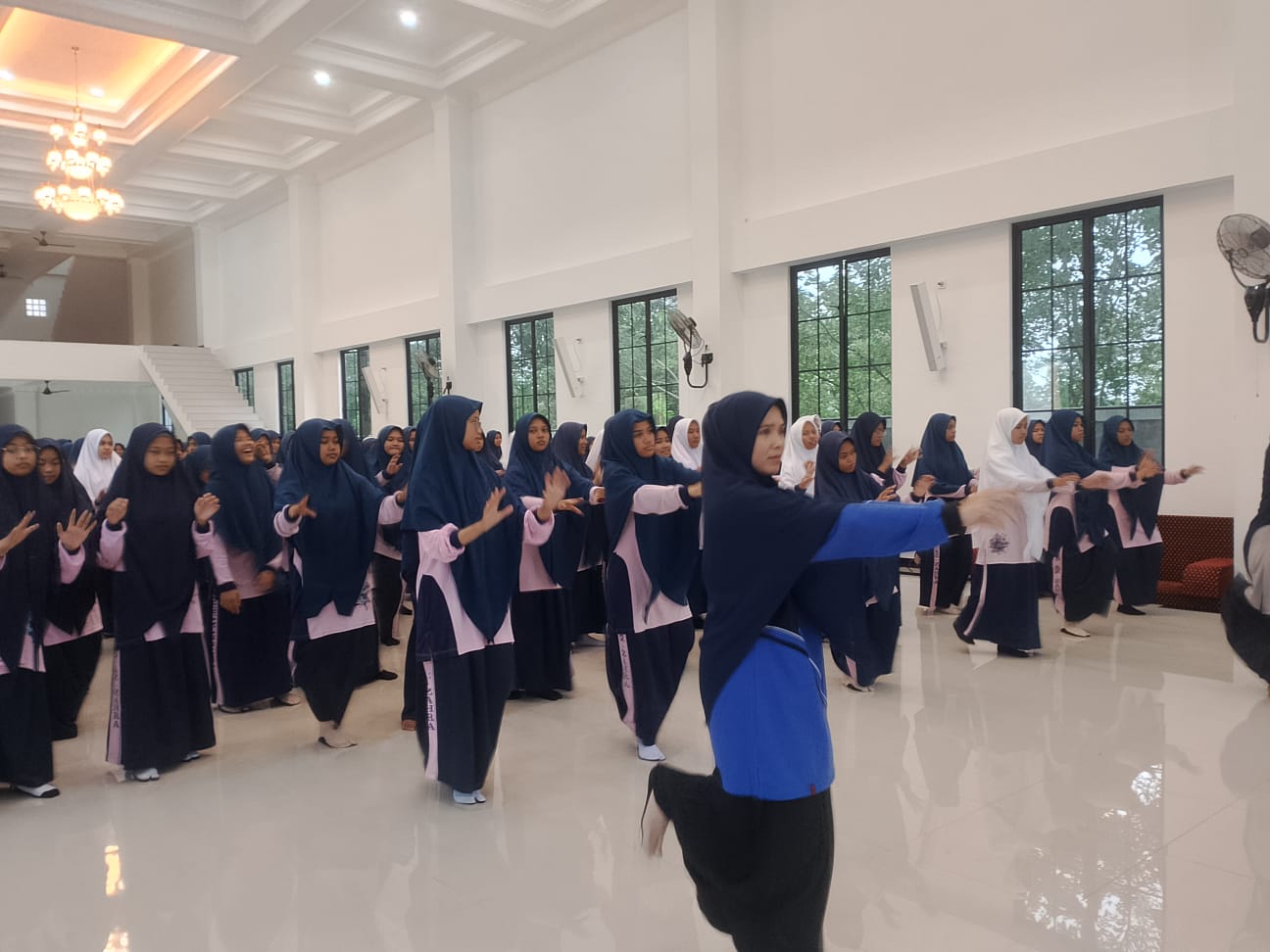 Kegiatan olahraga dan latihan fisik bersama di aula