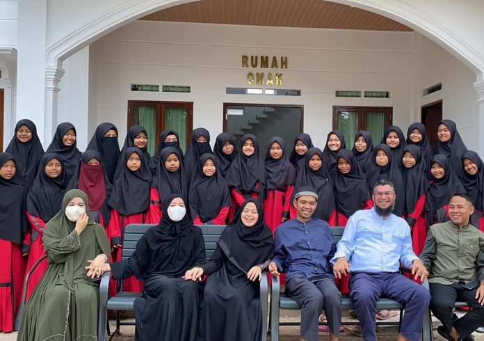 Foto bersama di depan Rumah Omak